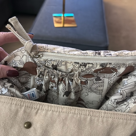 A tan/khaki shoulder bag. - Picture 5 of 5